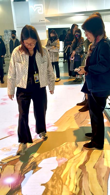 當觀眾走入《秋江冷豔・步步生花》指定區域，即可觸發地面動畫效果，宛如漫步畫中的沉浸氛圍。