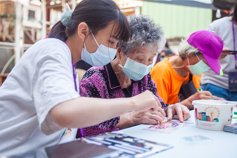 南大推動「時光輪廓–生命記憶分享」活動，以故事回望生命經驗，深化對永續與世代傳承的理解。