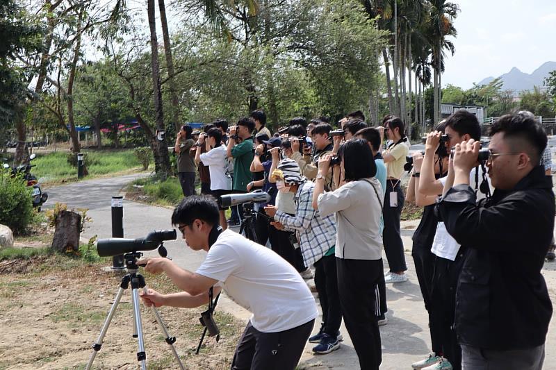 南大USR團隊走入美濃溪流域進行湖沼學戶外教學，帶領同學走進真實場域，認識水域環境與生態議題。