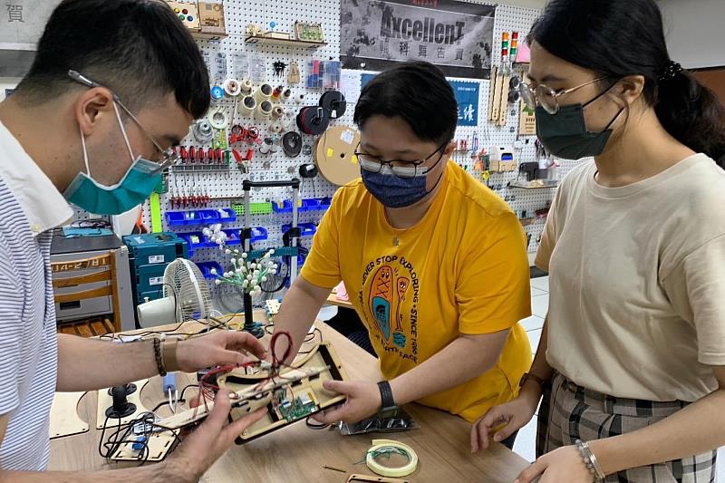 南大辦理輔具製作教學,結合專業與服務,陪伴同學實際動手製作輔具,回應社會照護與無障礙需求。