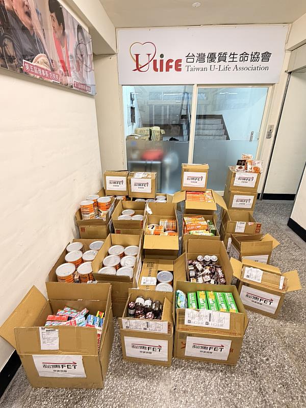 遠傳攜手台灣優質生命協會發起生活物資捐贈行動，遠傳同仁慷慨解囊，共募集得千餘件物資，包含罐頭、調理包、餅乾等，讓獨居長者們感受社會溫暖。