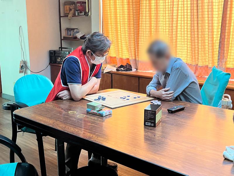 遠傳志工團隊與賽親關懷基金會規劃師共同關懷獨居長者，志工們陪伴長輩聊家常、聽人生故事，或下象棋「以棋會友」，傳遞溫暖。
