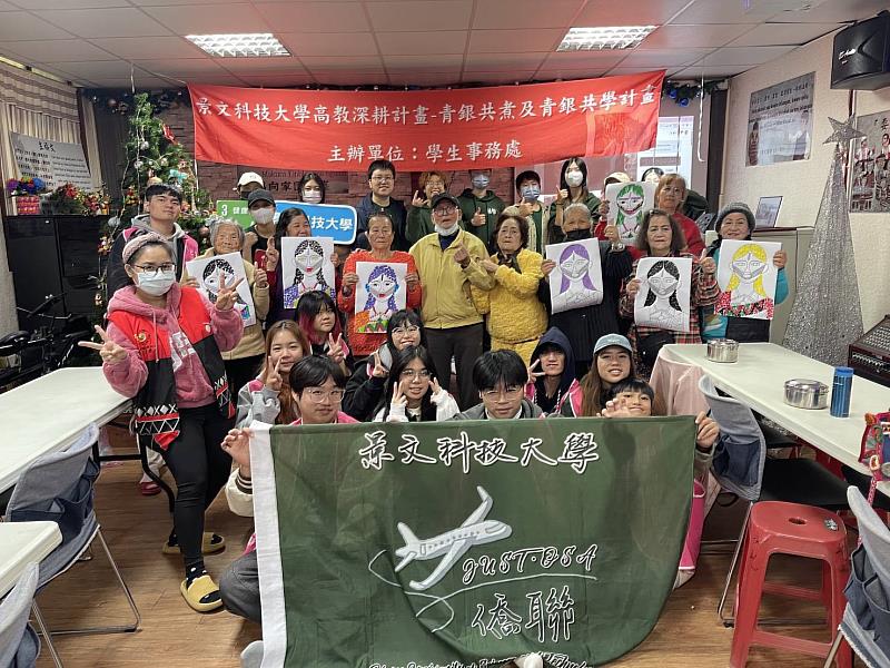 景文科大義廚陪部落耆老體驗撕紙拼貼樂趣。