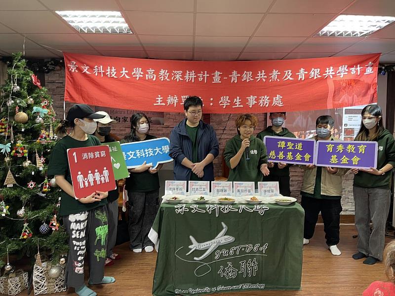 景文科大義廚陪部落耆老體驗撕紙拼貼樂趣。