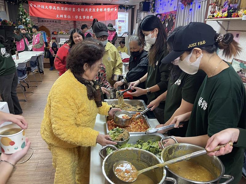 景文科大義廚陪部落耆老體驗撕紙拼貼樂趣。