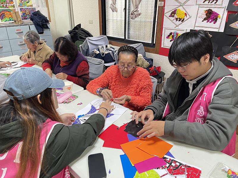 景文科大義廚陪部落耆老體驗撕紙拼貼樂趣。