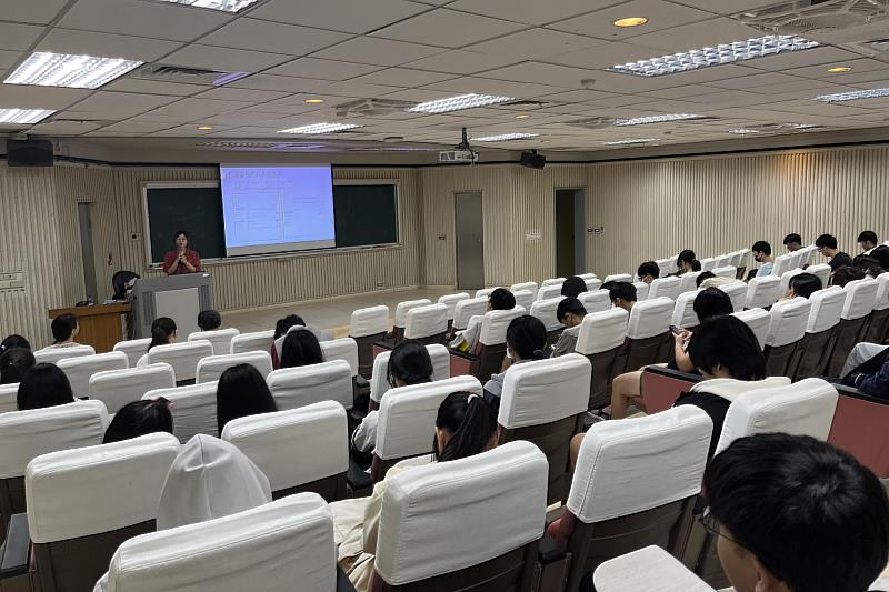 講者以GAI工具進行現場示範，協助南大同學體驗AI於文本生成與創意延伸上的可能性。