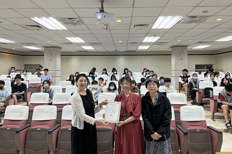 南大國文系感謝林秀玲老師和陳淑萍老師，細心帶領學生一同參與梁心怡老師「生成式AI輔助創意寫作」的中文閱讀講座。