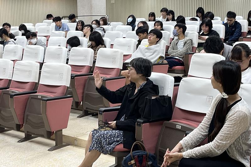 南大國文系舉辦「生成式AI輔助創意寫作」講座,學生在示範操作中理解AI在語文學習的多元應用。