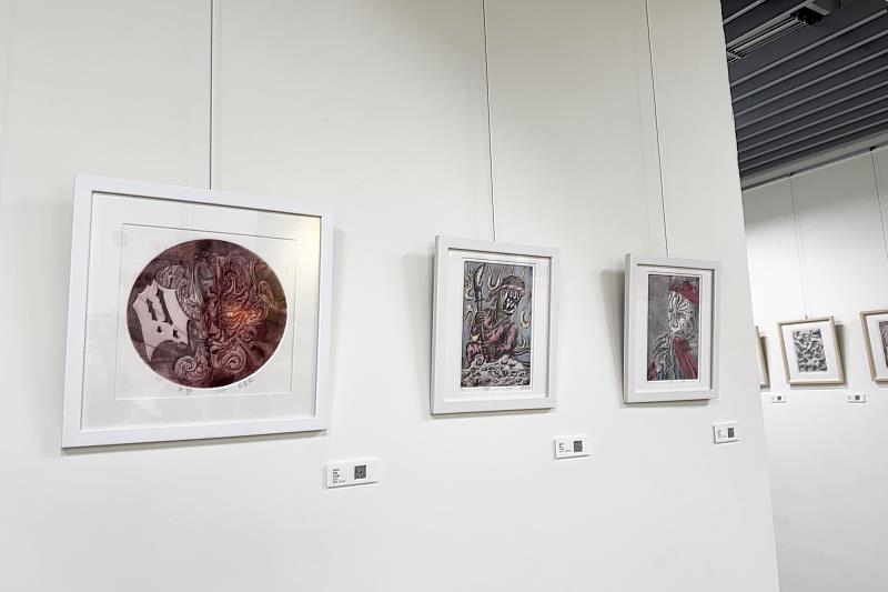 南大《傳藝轉生術版畫展》展出陣頭主題版畫作品，學生以版印語彙描繪陣頭動感與民俗文化張力。