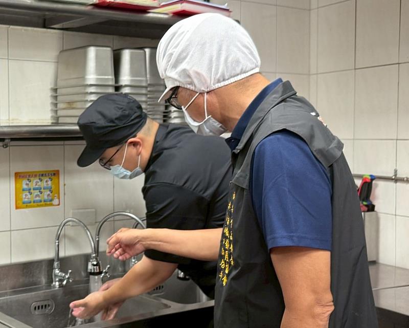 餐飲衛生管理分級評核委託專業團隊現場實地輔導評核。