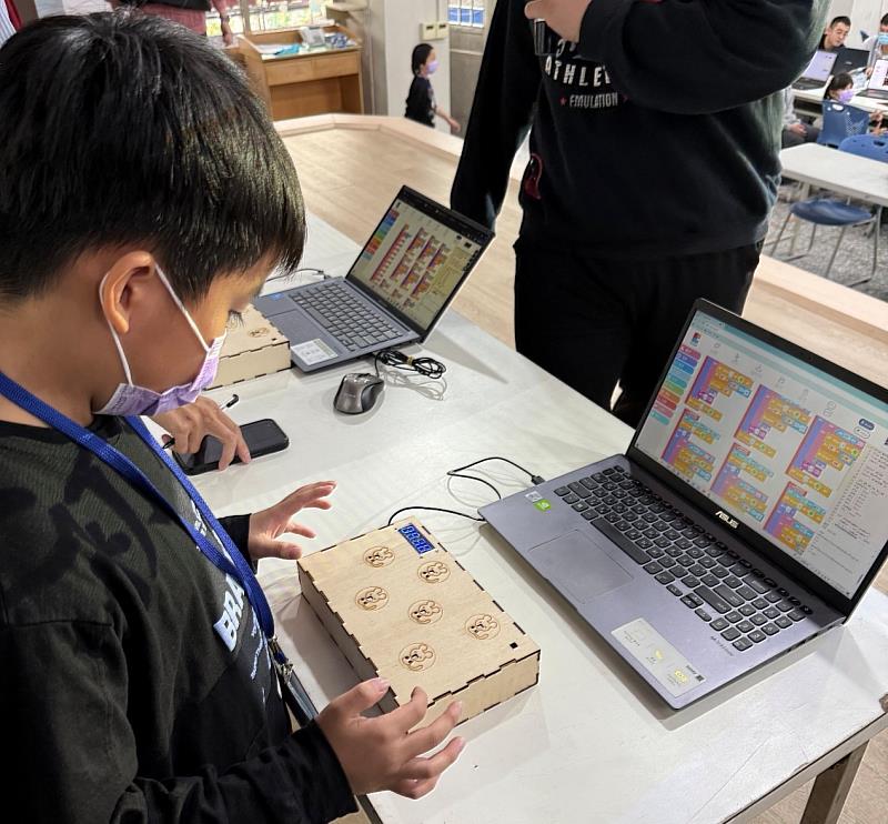 大朋友×小朋友共學營－打地鼠挑戰積分遊戲。