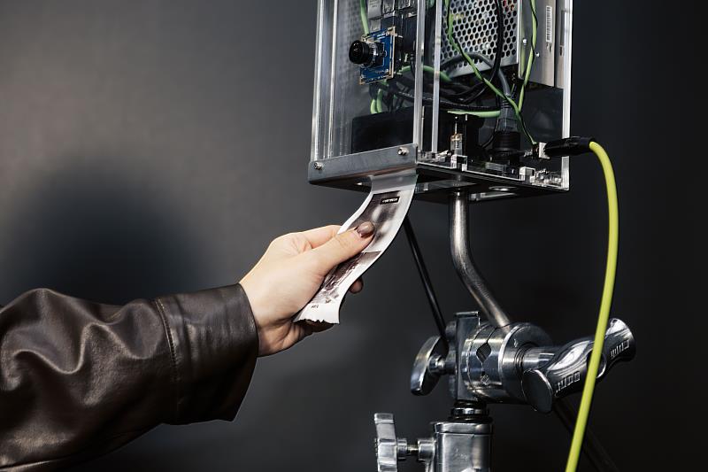 在民主相機計畫自拍後可得到一張可能清晰也可能模糊的照片，就如同民主的特質，透明卻不可預期。