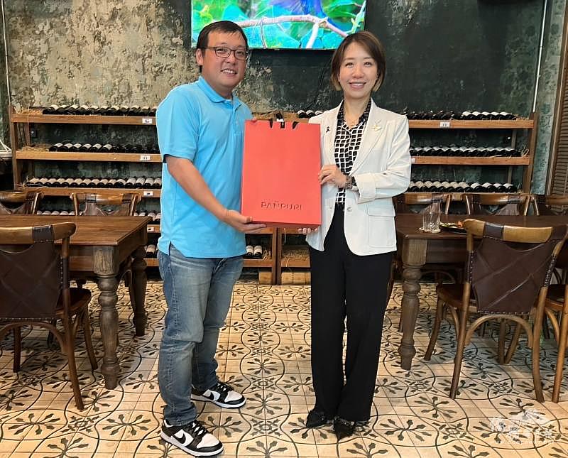 黃啟碩致贈紀念品予李姸慧，表達感激之意。