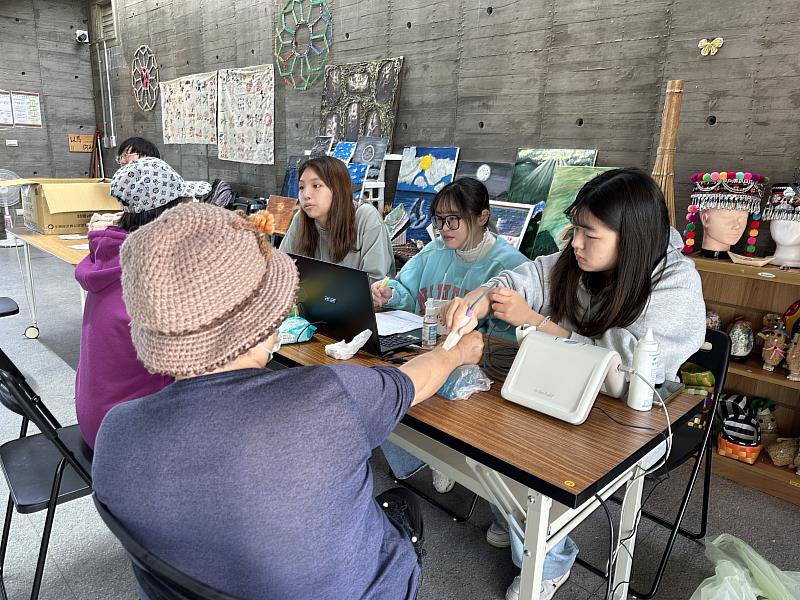 元培原住民族學生資源中心帶領學生前往新竹市那魯灣文健站衛社區民眾做健康檢測服務。