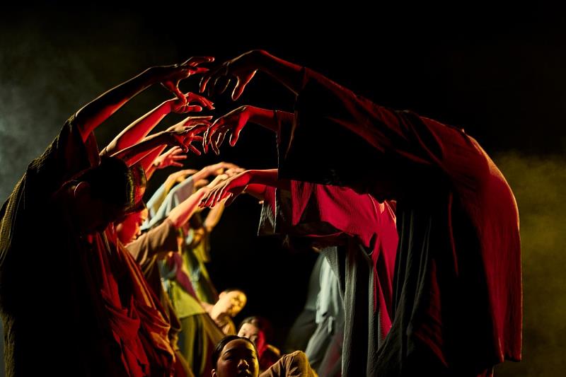 《敬地》。從蜈蚣陣靈感轉化為當代信仰與土地的連結。攝影陳韋勝（臺體大舞團提供）