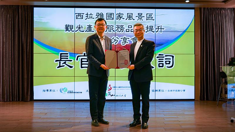 台日文化友好交流基金會李退之董事長（左）頒發感謝狀予禧榕軒大飯店陳晃展總經理（右）。