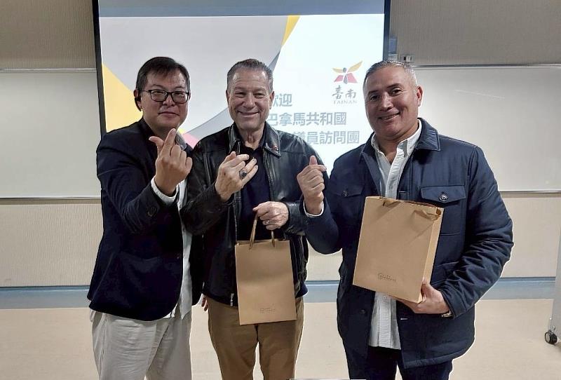 臺南市經濟發展局陳豪吉專門委員代表贈禮予巴拿馬國會議員。（圖/臺南市經濟發展局提供）
