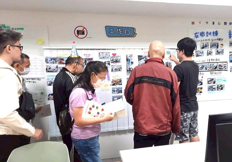 導覽關卡，讓來賓了解心泉之家如何運作。