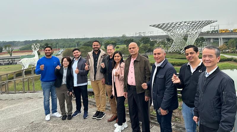 巴拿馬國會議員參訪沙崙綠能科技示範場域。（圖/臺南市經濟發展局提供）