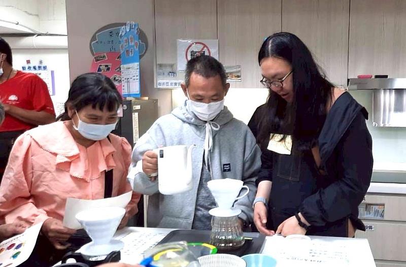 大家一起製作手沖咖啡。