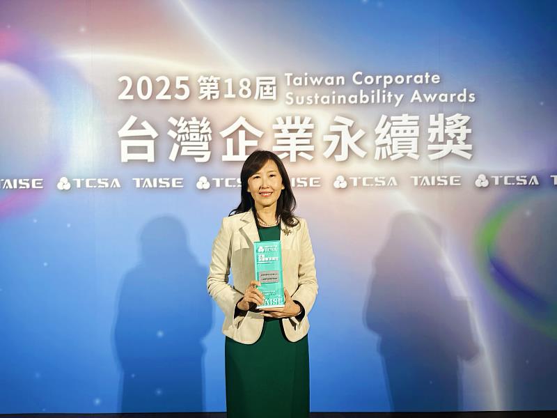 全聯慶祥慈善事業基金會執行長張宜君代表受頒「台灣企業永續獎－人權實踐與發展領袖獎」，肯定基金會在尊嚴援助與弱勢賦權上的長期投入。