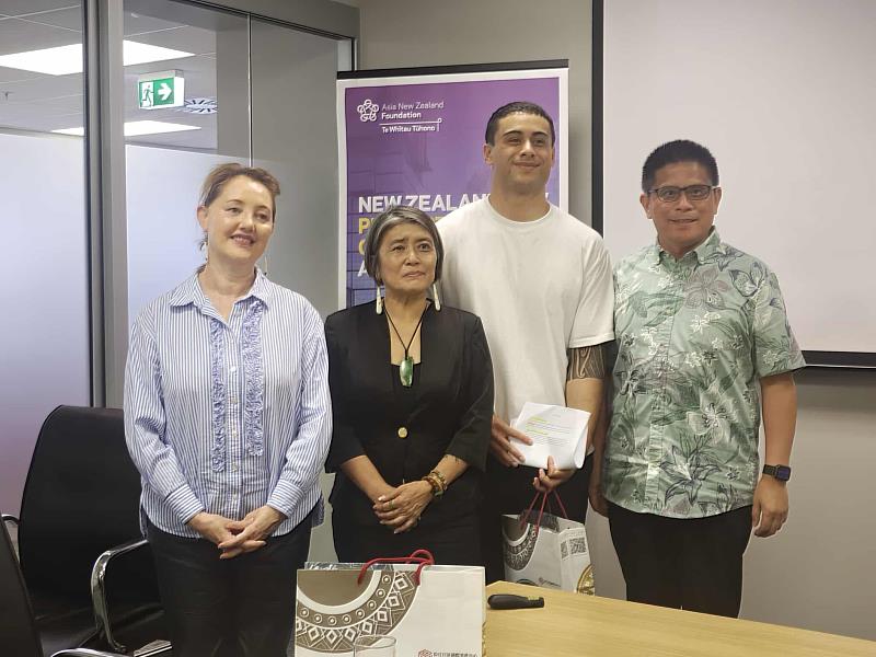7.與毛利事務部 Te Puni Kōkiri團隊合影。(自左向右:Tracey Peters、Bavaragh Dagalomai 謝若蘭、Kahuroa Beown、傲予莫那Awi Mona)