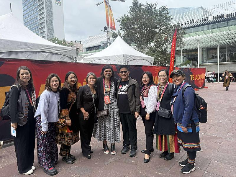 原住民族國際事務中心團隊於WIPCE會場與紐西蘭前外交部長Nanaia Mahuta 合影。