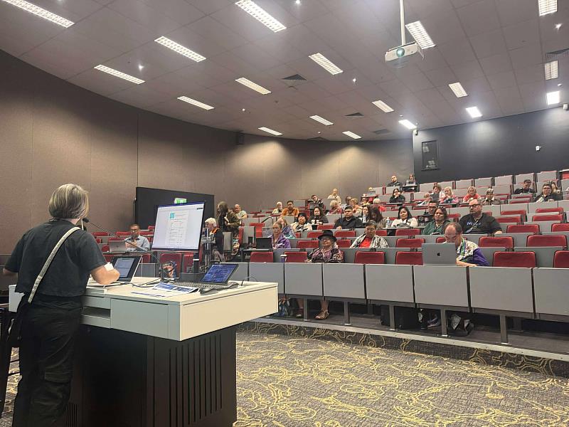 全球原住民族領袖齊聚WINHEC 會議。（前排：Bavaragh Dagalomai謝若蘭教授以主席身份主持「世界原住民大學」場次）