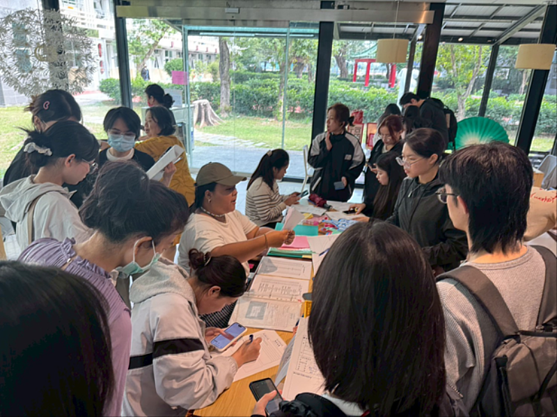 頒獎會場簽寫領據一隅。