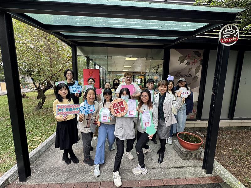 獲獎生和教務長合影。