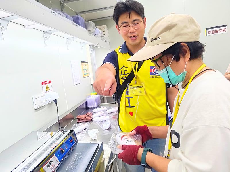 全聯企業志工店經理在職場體驗中進行包膜機教學,協助身障者與弱勢婦女強化就業動能。