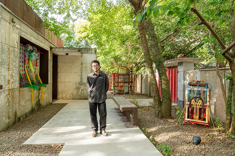 藝術家徐知佑與展出作品合影。