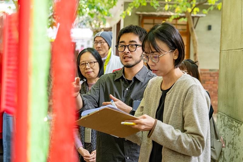 藝術家徐知佑向來賓介紹作品。