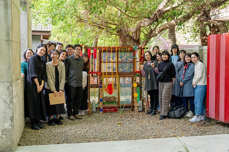 《路上的紅色滋味》展覽開幕,藝術家徐知佑與來賓合影。