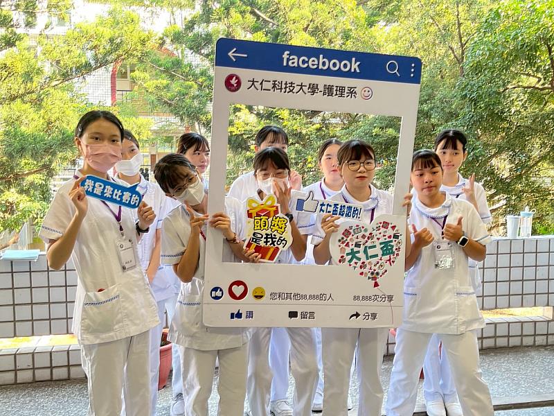 學生考前打卡拍照。