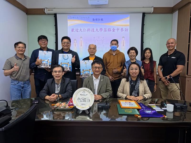 大仁科技大學拜訪金門高中，兩校締結合作意向。