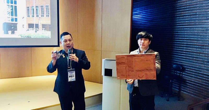 在一起永續科技創辦人薛煒立（左）於淨零建築論壇中展示可循環彩繪光電覆膜實例，向產官學界說明外牆導入再生能源的可行性與國際趨勢；右為示範材料呈現，吸引台下建築師與業界前輩熱烈關注。