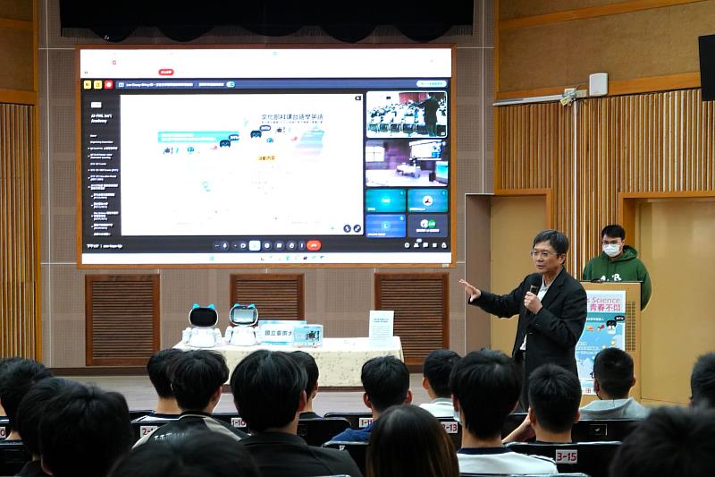 南大資訊工程學系李健興老師於國科會科普活動中，向南二中師生說明AI講台語學英語與量子計算智慧應用，展現南大在AI教育推廣的研究能量。