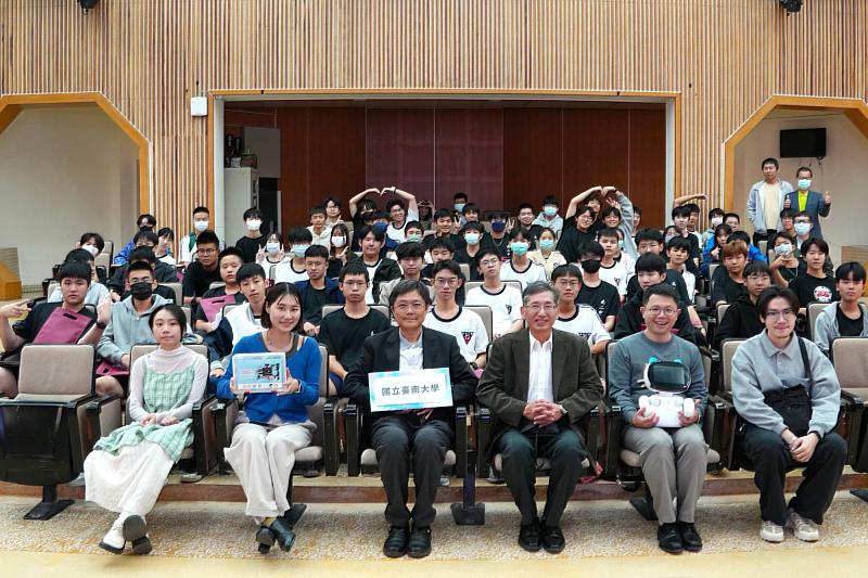 南大工作團隊與南二中師生於國科會科普活動交流互動，透過實作課程深化AI與語言科技的學習連結。