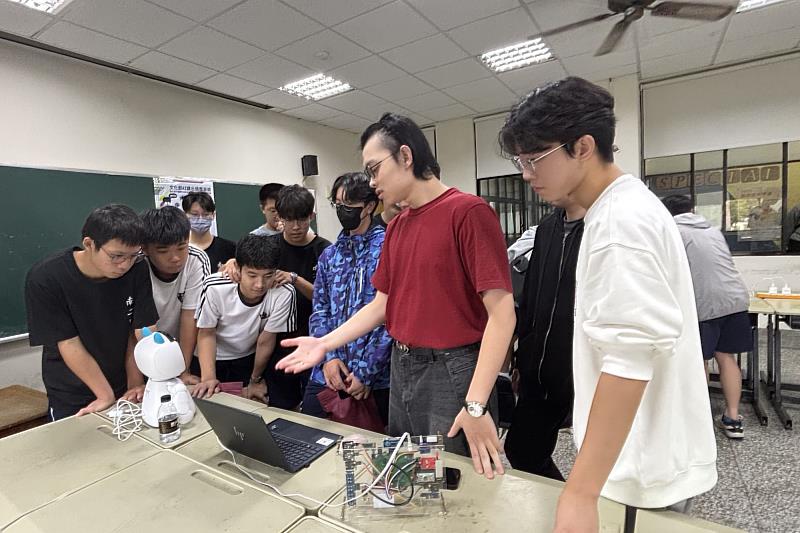 南大於活動中引導南二中學生認識QCI量子計算智慧學習平台，從操作中理解量子運算與智慧計算的基本概念。