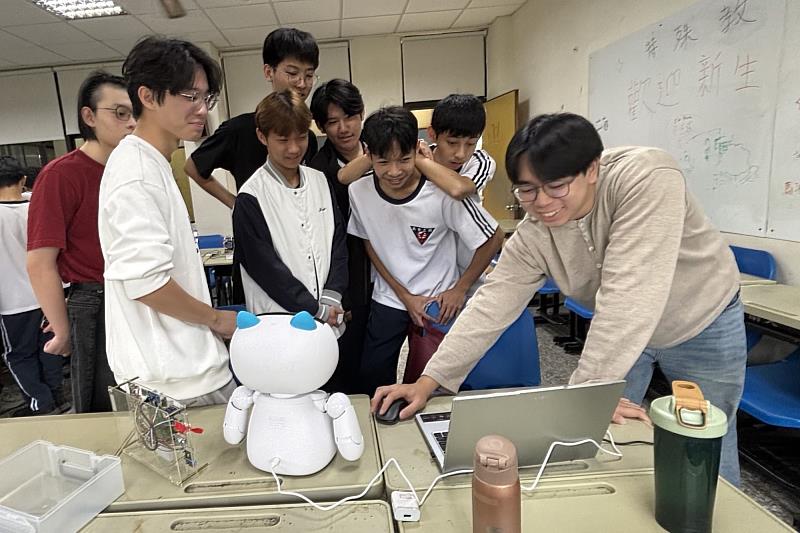 南二中學生於南大實際操作QCI量子計算智慧平台，透過體驗式學習接軌前瞻科技，深化對量子與AI應用的理解。