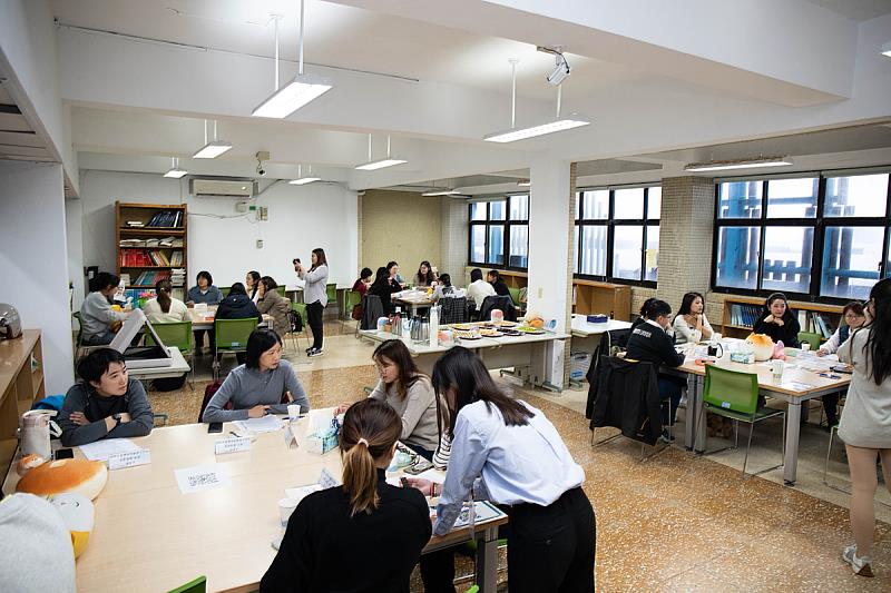 現場進行包含同儕關係、家庭關係、對外關係及法規保護等4大面向的深度對談。