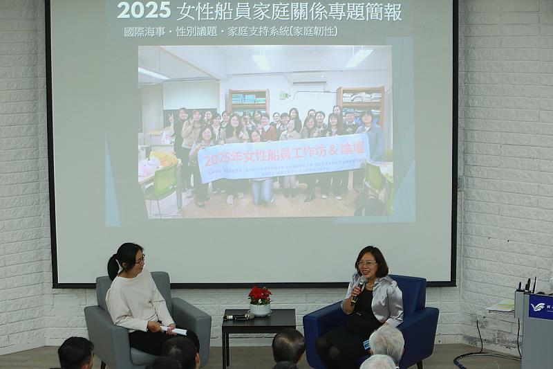 吳珮琪老師及李秀琴老師發表21日工作坊的討論成果。