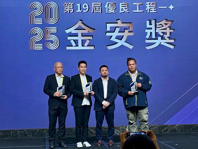 花蓮縣政府由建設處副處長張志豪代表與揚盛工程顧問公司及瑞鋒營造公司工程團隊一同上台受獎，展現縣府在工程安全管理上的努力成果。
