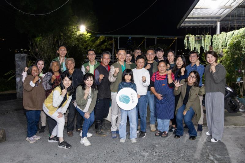 玉山推出Pay for Success永續專案,以實質行動支持偏鄉長者的經濟賦能,於南投武界部落共同合影。