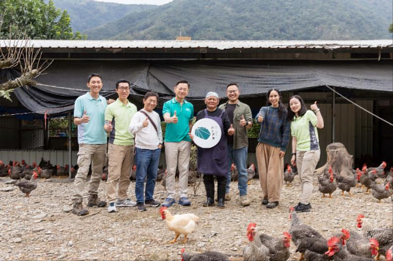 玉山金控永續長張綸宇（左4）至南投武界部落訪視Pay for Success專案成果，並與KPMG永續發展顧問公司總經理黃正忠（左3）、岩生築見創辦人江宥寬（右3）及當地生產戶合影。
