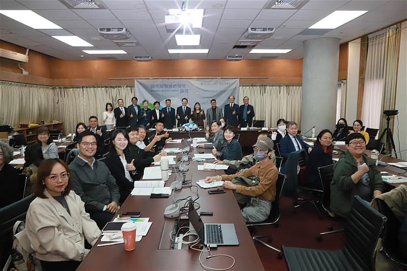 國合會2025年第3屆「國際開發援助現場論壇」貴賓、講者及與會聽眾合影。