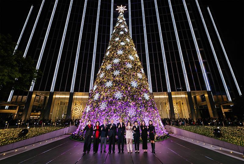 凱基金控今(28)日晚間於總部廣場點亮全台最高飄雪聖誕樹，由凱基金控董事長王銘陽(中)、凱基金控副董事長沈榮津(左四)、國亨開發Capella董事長邱德馨(右四)、凱基人壽總經理郭瑜玲(右三)、凱基金控執行副總顏志堅(左三)、凱基銀行總經理林素真(右二)、凱基證券總經理黃幼玲(左二)、凱基投信總經理張慈恩(左一)、中華開發資本資深副總余珊蓉(右一)，共同啟動點燈，並宣告凱基聖誕公益月正式開跑。