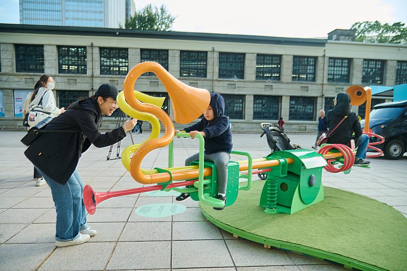 60萬優選作品《聽你說的當下》是背對背的翹翹板，挑戰人們在不依賴語言、表情之下是否依然能對話？